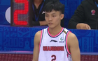 徐杰2秒失误决定，球迷质疑传球胡明轩。