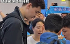 新疆归，球迷欢腾接机；阿不都签名，战辽宁八强。