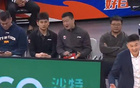 CBA季后赛疯狂绝杀，广东被上海压哨，朱芳雨冷静观战。