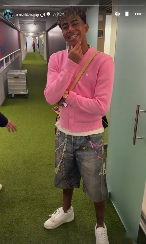 亚马尔穿粉红色夹克，阿劳霍打趣：你穿了我女儿的衣服