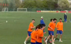鲁媒：山东队27人训练，吴兴涵合练。