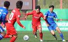 中国足球惨遭广告牌砸头：19岁蒯纪闻采访遭劫