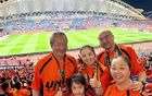 球迷特写：双城看球，周五狂欢，五口之家共赏球赛。