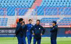 泰山队合练23人，王、雷缺席，后防调整，崔康熙指导要求明确。