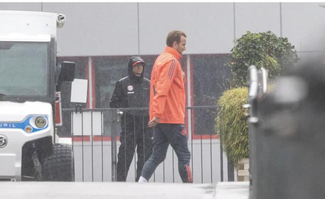 伊维萨岛度假泡汤，拜仁雨中训练图报