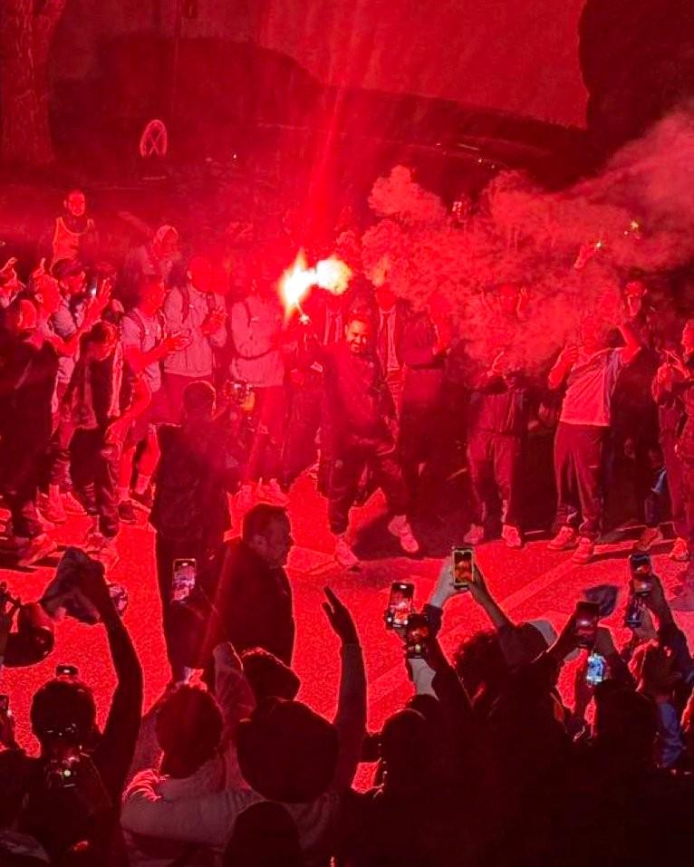 获得欧冠资格后，马赛主帅德泽尔比与球迷们在街头庆祝到凌晨