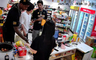 便利店主：外援喜橘罐，布朗偏爱益达糖。