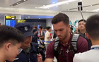国足抵渝，胡荷坐轮椅，球迷高声助威。