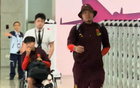 国足抵渝，胡荷韬坐轮椅，王大雷招手致意。