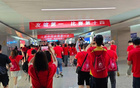 头球与握手，场内场外不同风采！