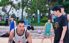 山东队威海集训，六点海边拉练，邱彪指导陶汉林。
