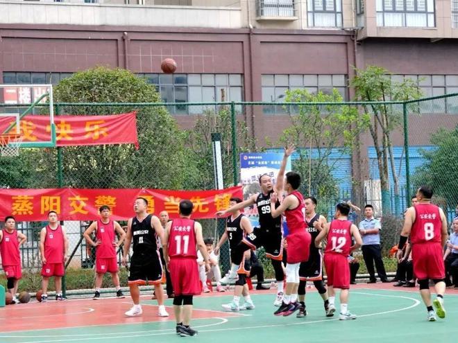 本报综合消息 北京时间5月10日，NBA东部半决赛继续进行，主场作战的凯尔特人没有让悬念继续保持。首发五虎加上斯玛特全部得分上双，帮助凯尔特人在主场以114：112战胜“大帝”恩比德和“西帝”西蒙斯领衔的76人，从而以大比分4：1淘汰对手。凯尔特人与骑士会师东部决赛，这是双方连续第二个赛季在东部决赛碰面。