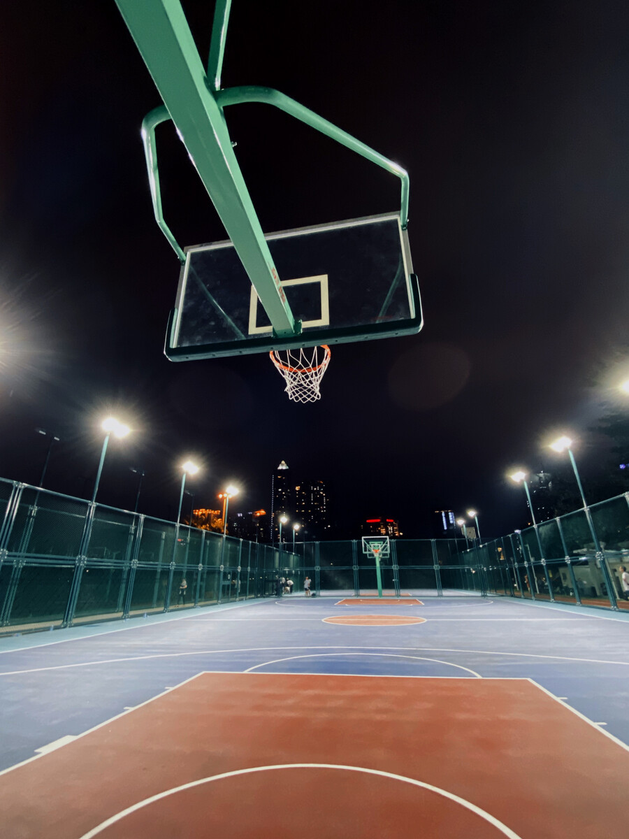 在NBA的流言蜚语中，一则传闻正在引起热议：杰伦·布朗竟然成为了独行侠队交易卢卡·东契奇至湖人队背后的推手。这起引人注目的交易决定，无疑在篮球界掀起了轩然大波。
